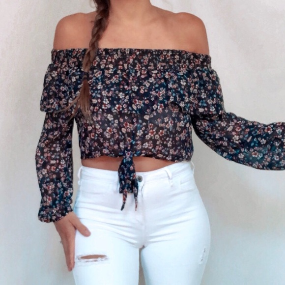 Black floral fling sleeve semi-sheer crop top - Picture 2 of 9